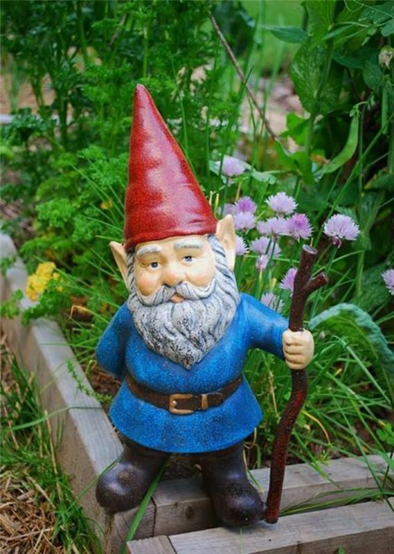sodas-nykštukas-raudona-kepurė-barzda-sodas-statula-sodo apdaila