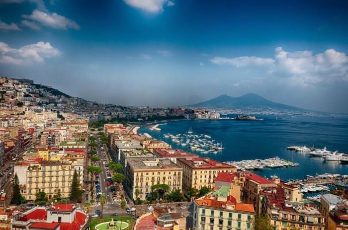 Neapelj-Italija-pogled-z-višine-najlepših-mest-v-Italiji-za obisk-spremenjena velikost