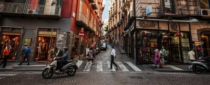 Neapelj-najlepša-mesta-v-Italiji-vaš-obisk-Neapelj-morje-lepota-in-barvne-hiše-spremenjena