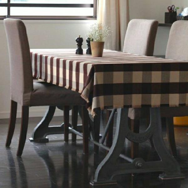 staltiesė-su-rudos-smėlio spalvos-čekiais-gėlių dekoravimu-stalo kėdėmis