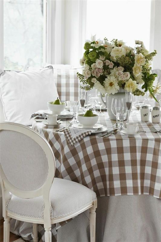 staltiesė-su-ruda-balta-čekiais-stalo puošmena-baltos gėlės