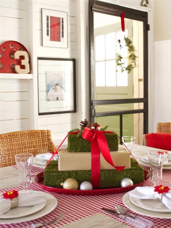 Kalėdinio stalo puošmena pasidaryk pats dovanų dėžutėmis, dekoruotomis putplasčio efekto popieriumi ir raudona juostele