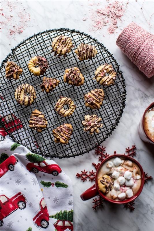 hatmi ve kurabiye ile bir fincan ev yapımı sıcak çikolata hazırlayın, çikolata sosu ile Noel kurabiyesi tarifi