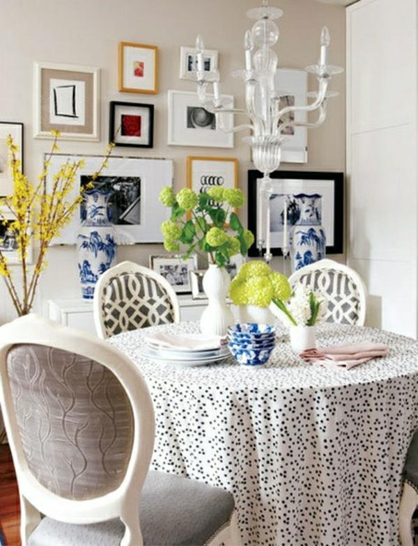 balta staltiesė su juodais taškeliais-stalo gėlės-medinė-kėdė-medinė-liustra