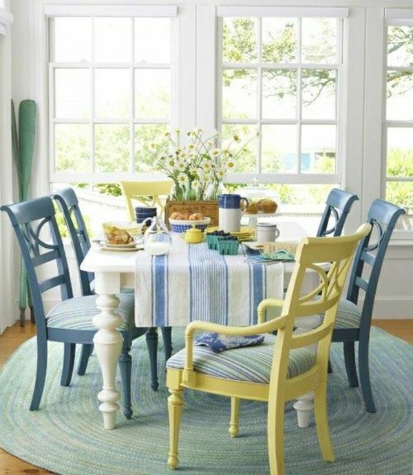 beyaz-mavi-masa örtüsü-oturma odası-güzel-koza-atmosfer-masa çiçekleri