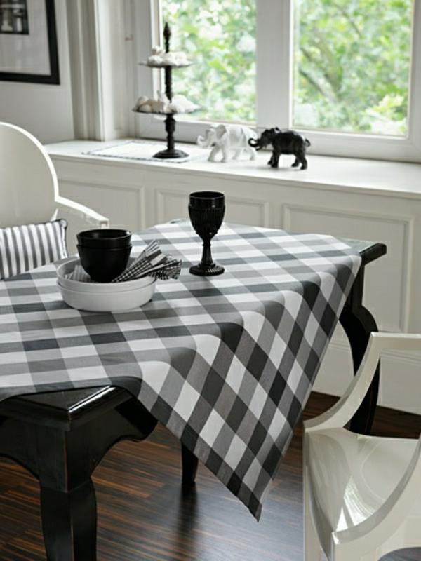 elegantiška-balta-juoda-staltiesė-svetainė-parketas-tamsiai rudas-langas