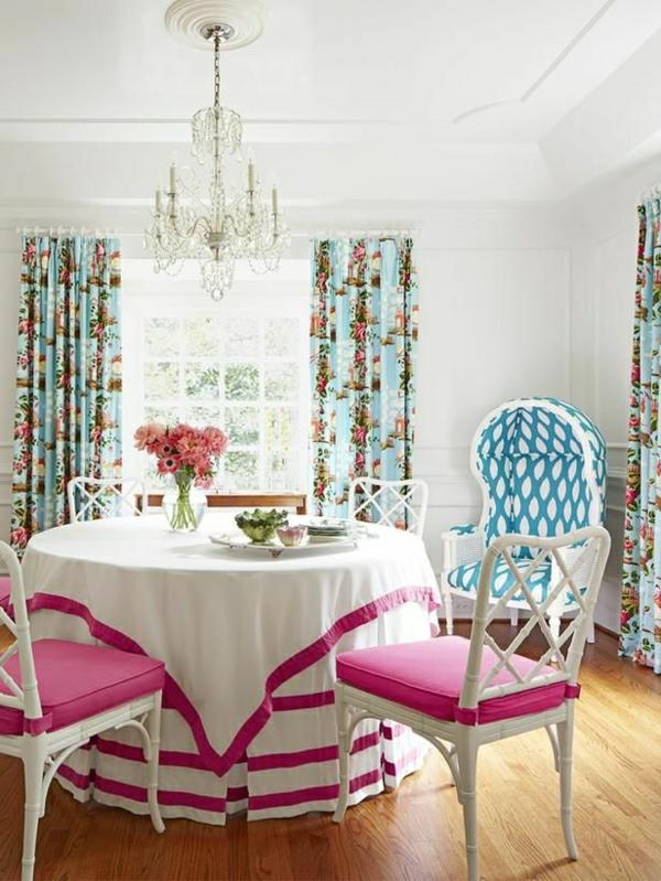 masa örtüsü-beyaz-gül-çiçekler-masa-takımı-güzel-renkli-perdeler-barok-avize-ahşap-sandalye