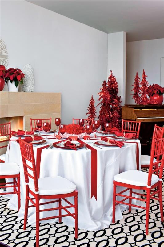 stalo dekoravimo idėja Kalėdoms baltos ir raudonos spalvos, pasidaryk pats gėlių kompozicija Kalėdoms su raudonų rožių puokšte