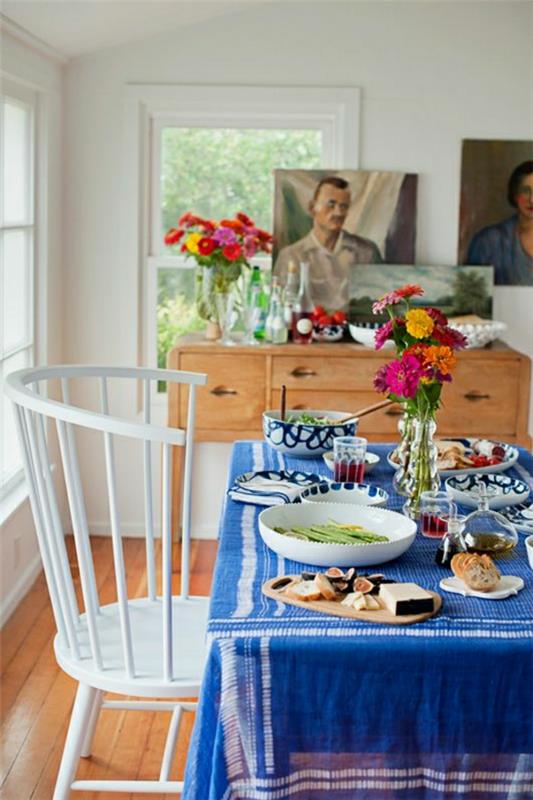 staltiesė-mėlynas-stalas-komplektas-pusryčiai-gėlės-dekoracija-svetainė