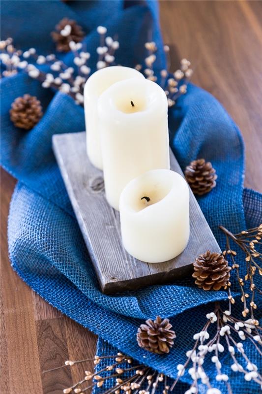 ideje za dekoracijo borovega storža za božično mizo, kako postaviti elegantno božično mizo s svečami in borovimi storži