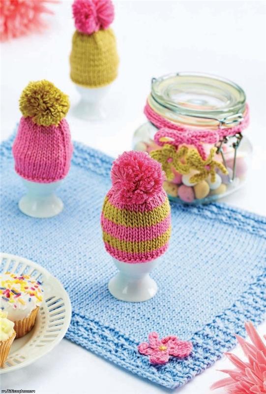 kolay paskalya dekorasyonu, ponponlu tığ işi şapka giydirilmiş yumurtalı parlak renklerde masa düzenlemesi