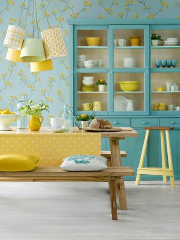 geltonai vaškuota staltiesė-gėlių taškeliai-mėlynos-virtuvės-stalo-medinis stalas