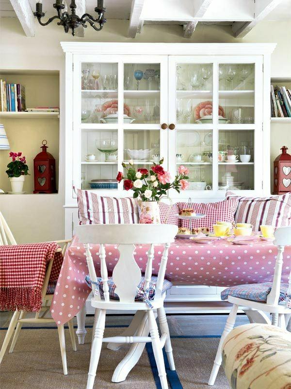 rožinė vaškuota staltiesė su baltais taškeliais-gėlėmis-stalo puošmena-gėlės-spalvotos-raudonos pagalvėlės