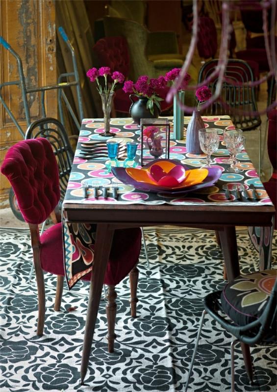 odos spalvos staltiesės spalvos gėlės-vintažinis-interjeras-grindų kilimas-suoliukas-juodas