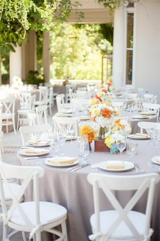 staltiesė-smėlio spalvos-staliukas-elegantiškos-gėlės-proga-vestuvių terasa