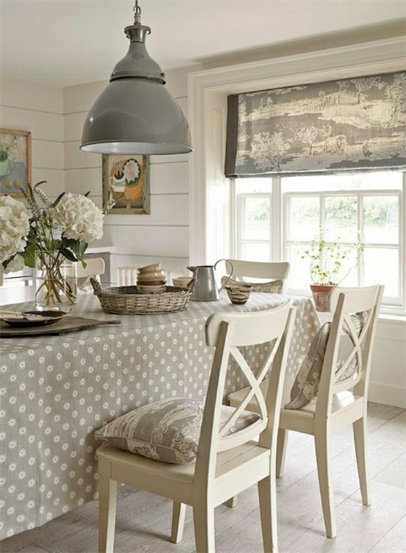 pilka-staliukas-staltiesė-gėlės-stalas-medinė-kėdė-balta-elegantiška-virtuvė
