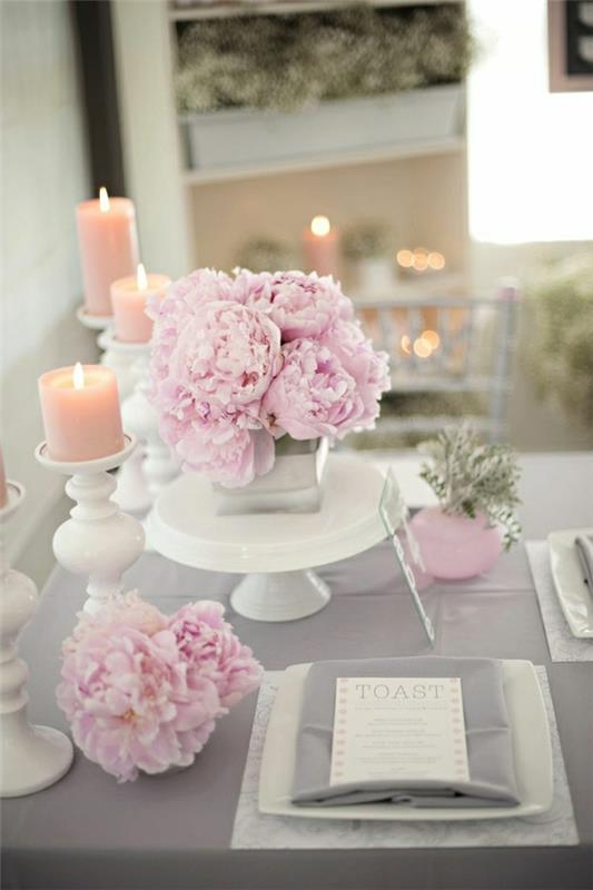pilka staltiesė-staltiesė-rožinė-gėlės-rožinė-žvakės-elegantiškas-variantas