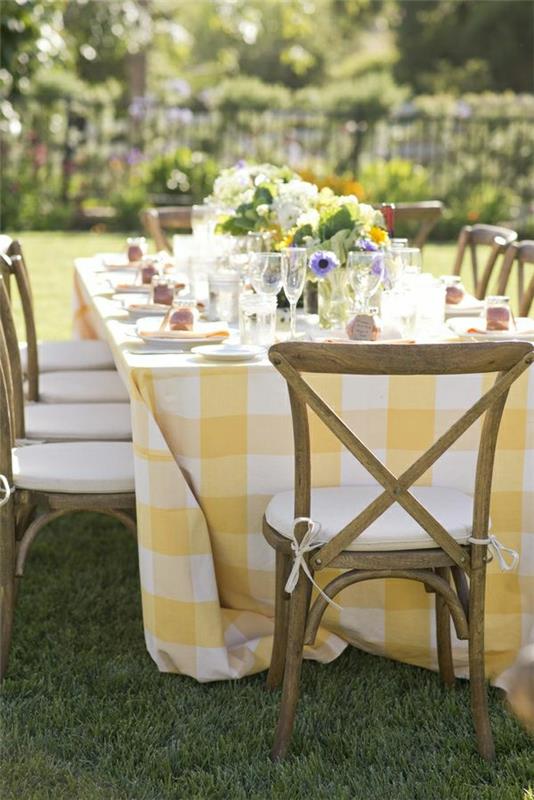 geltonai baltai languota staltiesė-gėlių-stalo apdaila-kaimiškos-medinės-kėdės