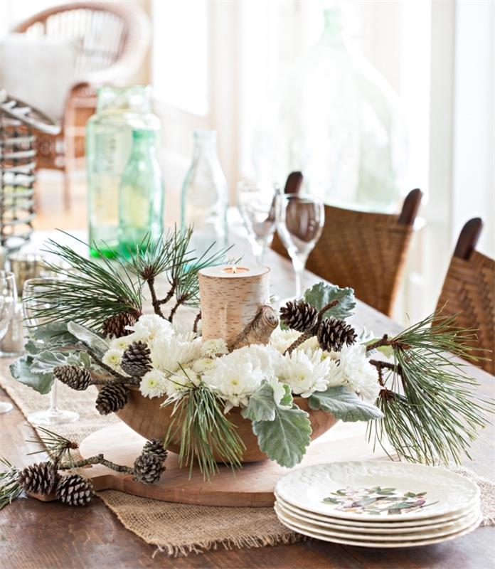 lengvos stalo dekoravimo idėjos 2019 m. Kalėdoms, „pasidaryk pats“ gėlių kompozicija su baltomis gėlėmis ir eglių šakomis