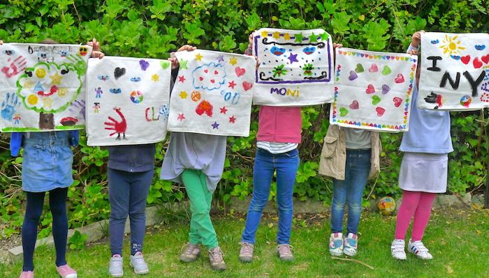 çeşitli desenleri boyamada çocuk çizimlerinden kişiselleştirilmiş bir masa örtüsü oluşturmak için çocuk yaratıcı atölyesi, doğum günü oyunları için fikir hayal gücü yaratıcılığı