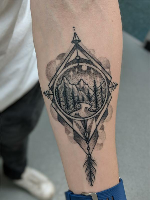Gorska tetovaža v izvirnem kompasu, model tetovaže z dvojno izpostavljenostjo, kul originalna ideja za tetovažo moške roke