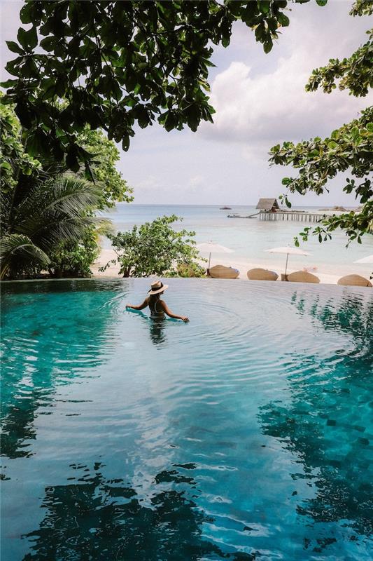 Sonsuzluk havuzundaki kadın, deniz manzaralı tropikal duvar kağıdı, yaz 2019 cennet manzarası, tatil için yaz cenneti