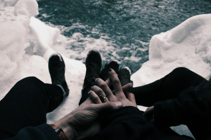 Beprotiška meilės nuotrauka nespalvota pora įsimylėjusių porų vaizdai rankos kojos gražus vaizdas į jūrą