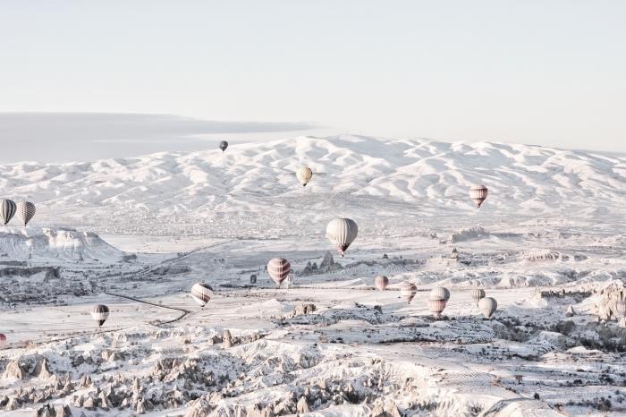 güzel ücretsiz kış fotoğrafı, Noel veya kış duvar kağıdı fikri, dağların üzerinde uçan fotoğraflı gaz balonları