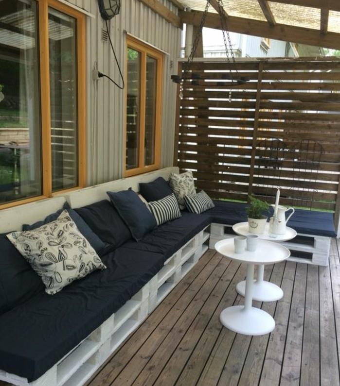 padėklų lauko baldai, terasa ar verandos suoliukas, pagaminti iš medinių padėklų, nudažyti balta spalva ir padengti juodomis putų pagalvėmis