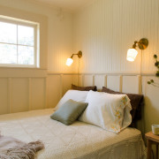 Küçük bir yatak odasında konfor ve rahatlık