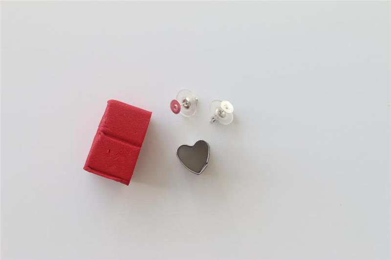 küçük parça kırmızı modelleme kili, sanat ve zanaat fikirleri, iki metal ve şeffaf plastik çivi, kalp şeklinde minik kalıp