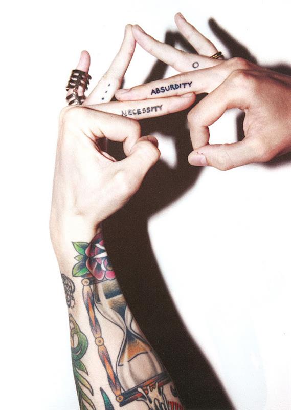 nujnost in absurdnost, tetovaže s srednjim prstom, pike in prstan, tetovaže z prstanom, tetovaža srca na prstu