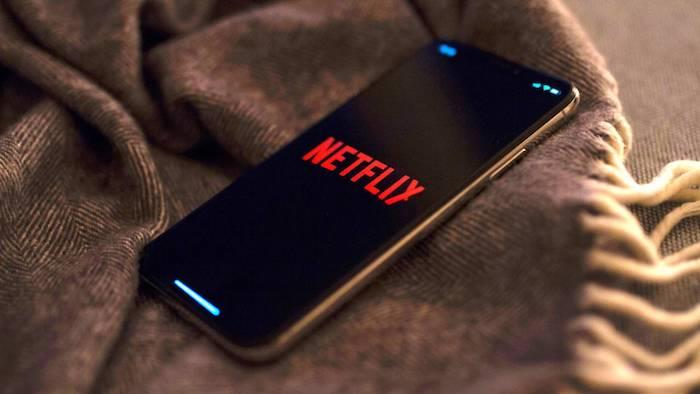 Odločitev Netflixa, da poskuša pospešiti ali upočasniti svoje programiranje, je sprožila proteste nekaterih akterjev in režiserjev