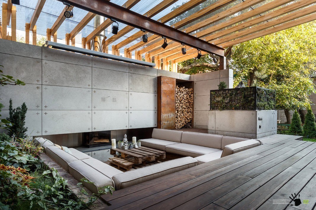 Plataforma de madera con marquesina
