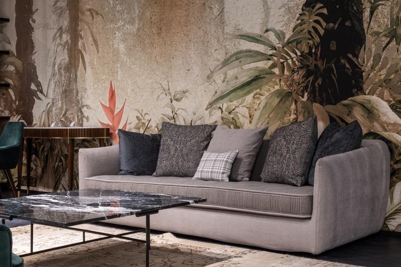švaraus audinio sofa pilkos dekoratyvinės pagalvės tapetų lapai