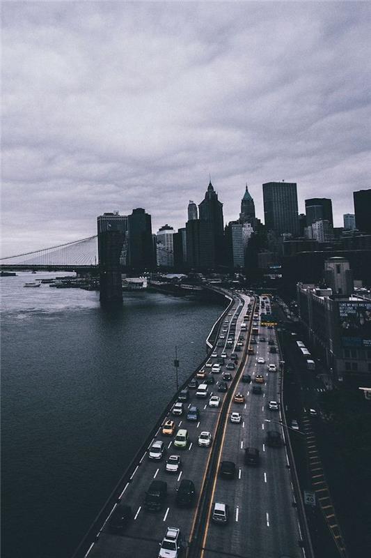 okyanusun yanında bir otoyoldan aşağı inen arabalar, new york şehir manzarası, tumblr masaüstü arka planları, gri gökyüzü