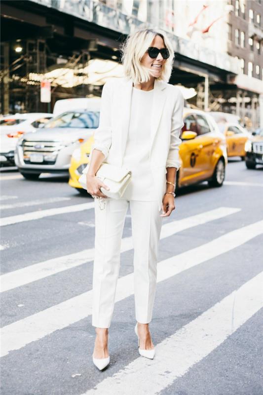 Niujorko gatvės stilius, moters nuotrauka moteriško kostiumo striukėje, moteriškas kelnių kostiumas elegantiška moteriška apranga