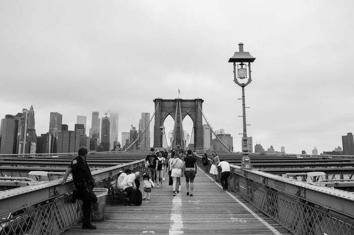 New York Brooklyn Bridge swag ozadje z elegantno kul dekle tumblr estetiko v črno -beli barvi