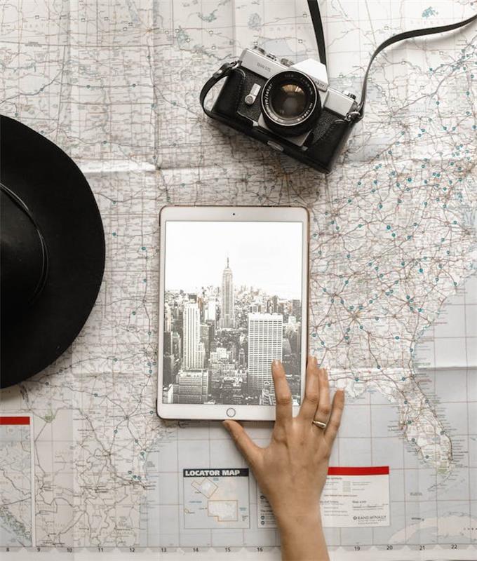 Ipad fotografija new yorka v črno -beli barvi, zemljevid mesta, ideja za črno -belo ozadje, elegantna ideja za ozadje