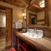 Įspūdingas vonios kambarys iš natūralios medienos