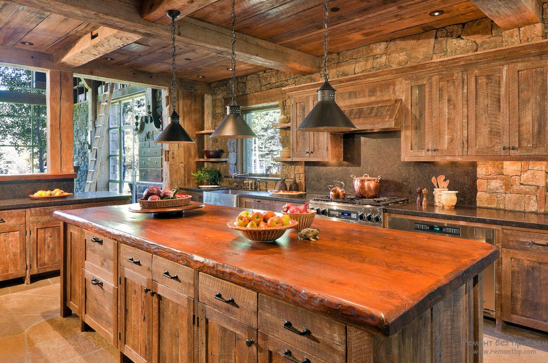 Mediniai baldai dera su mediniu virtuvės interjeru