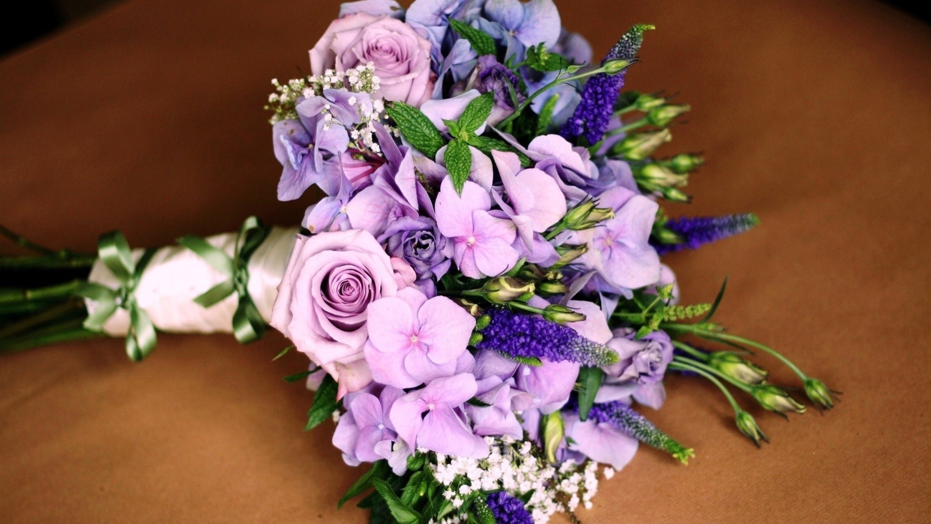 La combinación de tonos lilas en el ramo.