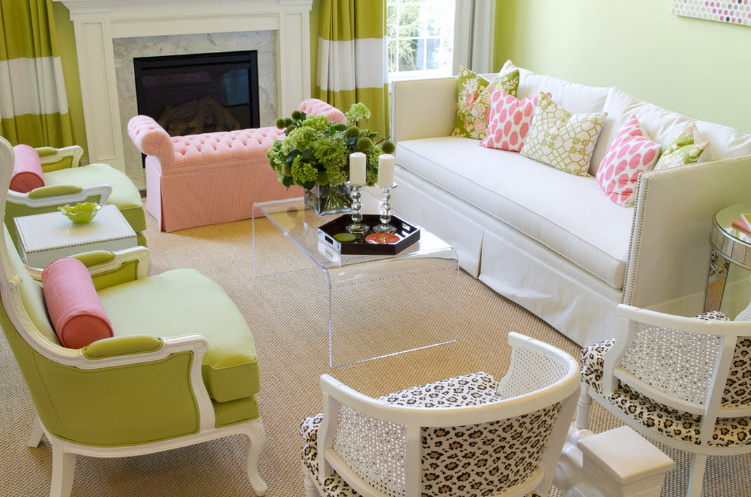 La frescura primaveral en la sala de estar se crea con un tono verde más cercano al oliva en combinación con rosa pálido y blanco.