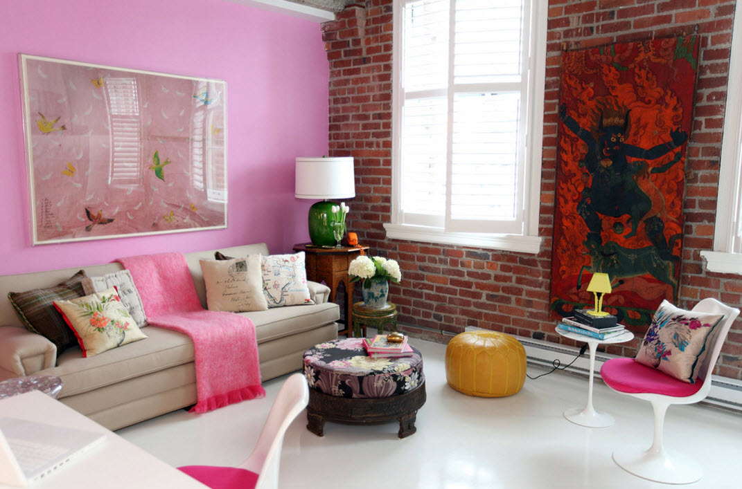 La combinación de rosa y rojo en el interior de la sala de estar.