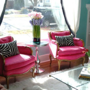 Solo se utilizaron dos sillones para crear el interior rosa de la sala de estar.