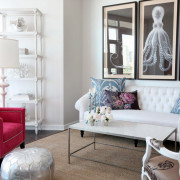 Un sillón y una funda de almohada con flores rosas para crear el interior de una sala de estar rosa