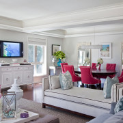 Varias sillas y un sillón pueden crear un interior rosa en la sala de estar.