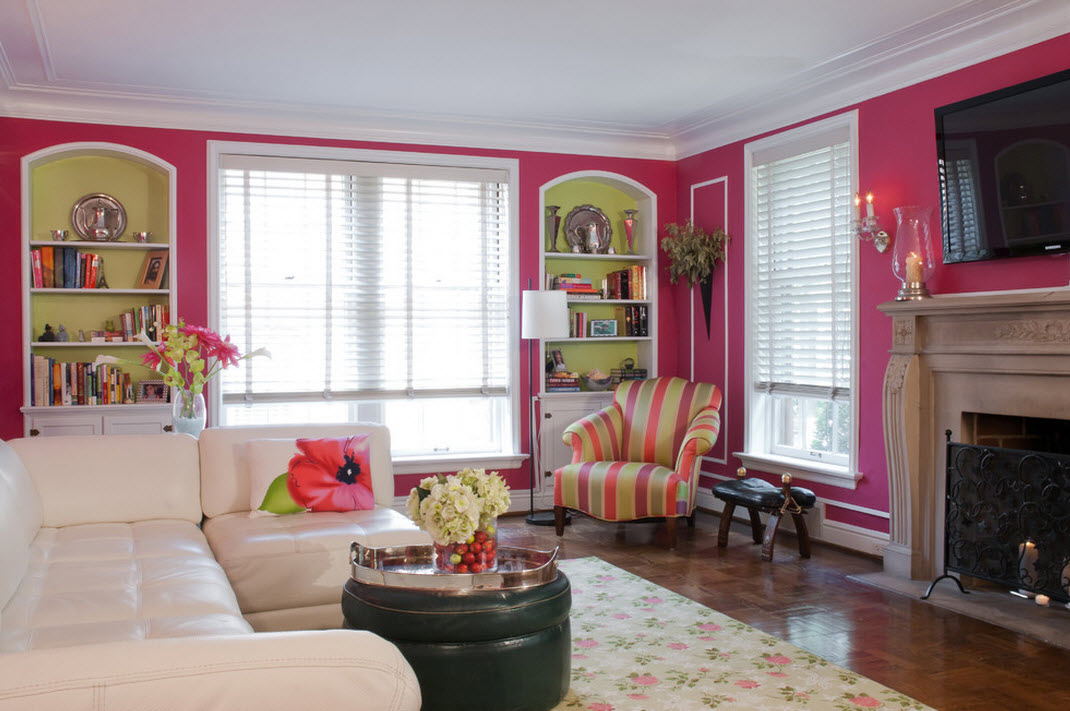en el contexto de paredes de color rosa brillante, los muebles deben ser de un color neutro