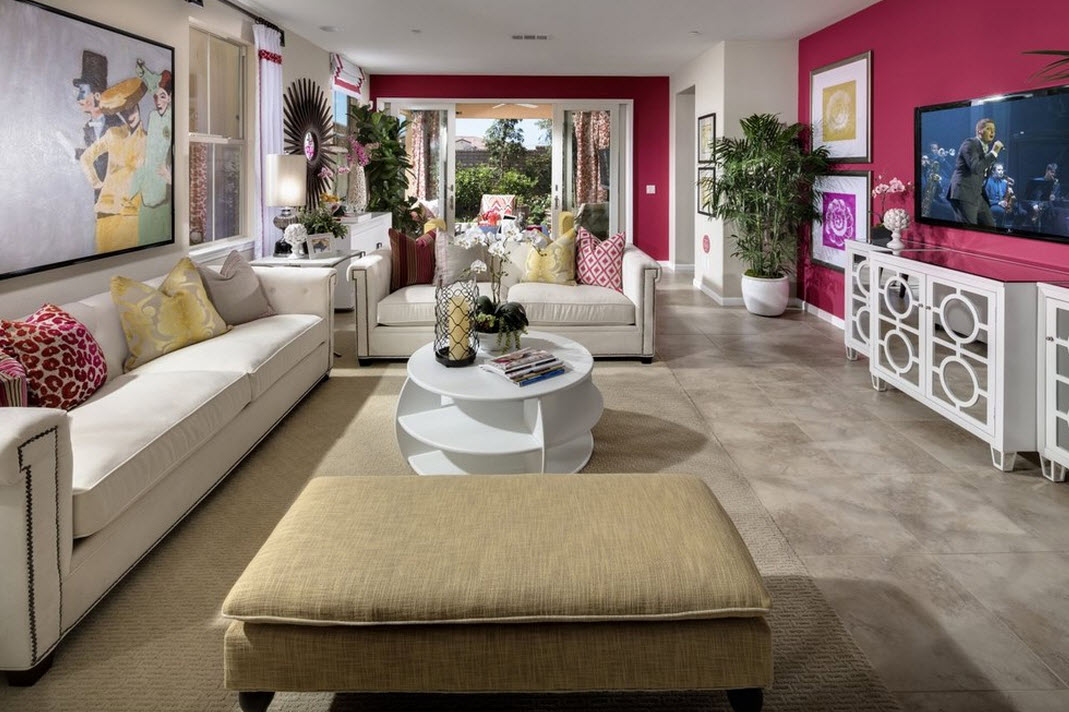 Espectacular interior de una sala de estar rosa combinada con flores blancas y crema