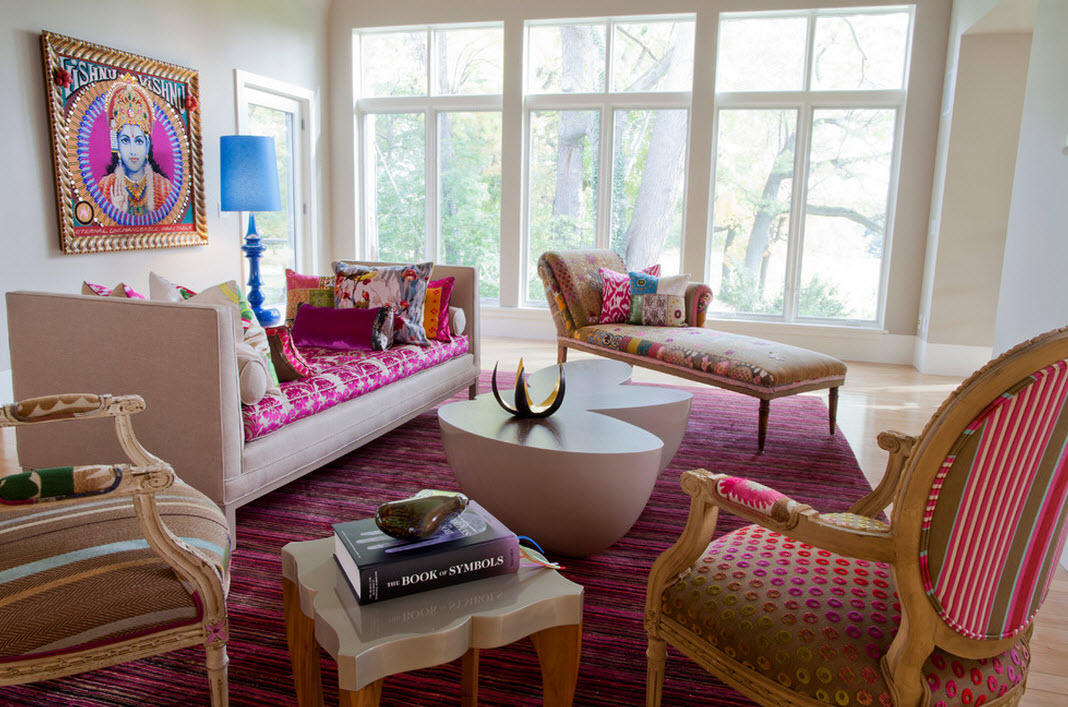 Hermoso diseño de sala de estar rosa